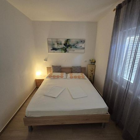 Apartman Davorka Karlobag Esterno foto